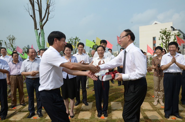 我院挂牌暨首届新生开学典礼隆重举行
