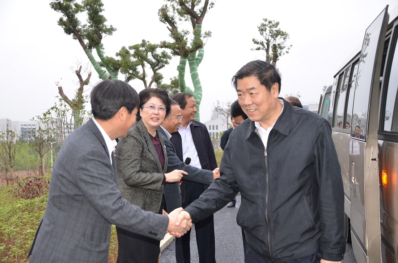 国家发改委副主任何立峰、常务副省长莫建成到我院视察